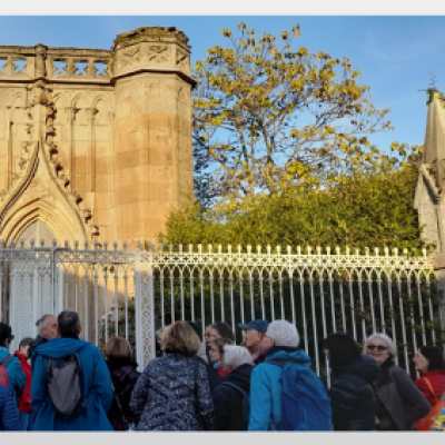 Le caveau de la famille : chapelle gothique style “Troubadour”